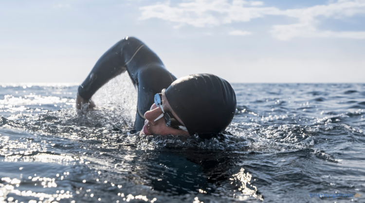 Schwimmer mit Schwimmboje