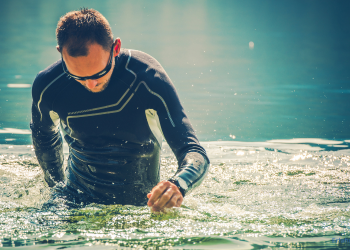 Schwimmer mit Neoprenanzug