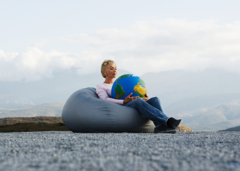Frau auf einem Sitzsack