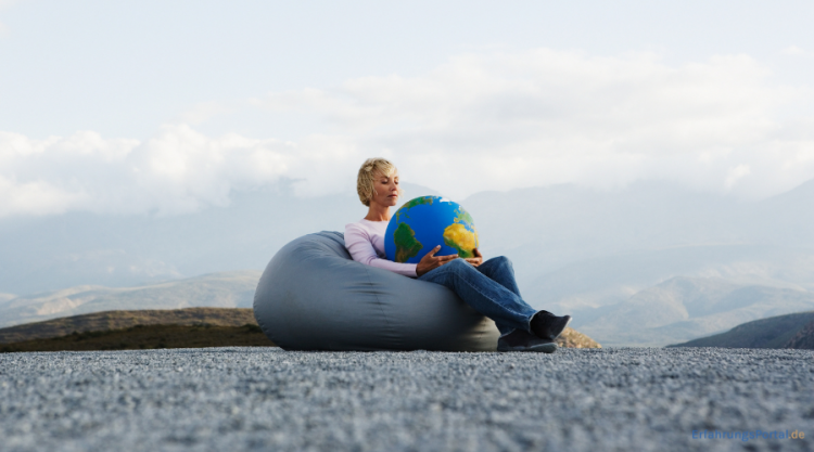 Frau auf einem Sitzsack