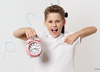 Kind hält einen Wecker in der Hand