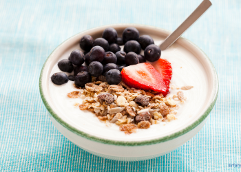 zuckerfreies Müsli mit Joghurt