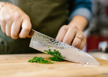 Schneiden auf einem Schneidebrett