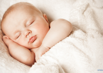 schlafendes Baby im Babynestchen