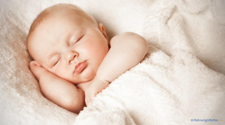schlafendes Baby im Babynestchen