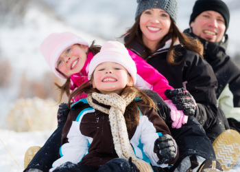 Familie fährt Schlitten
