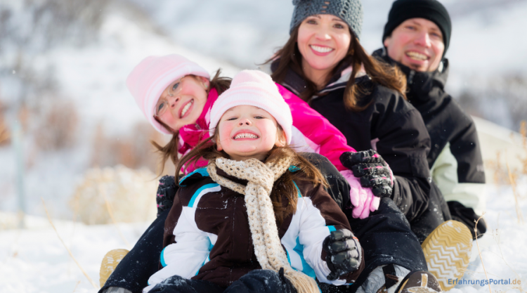 Familie fährt Schlitten