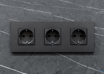 schwarze Steckdose