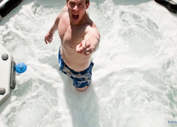 Mann in einem Hottube
