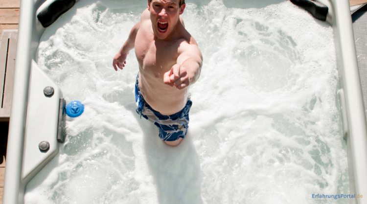 Mann in einem Hottube