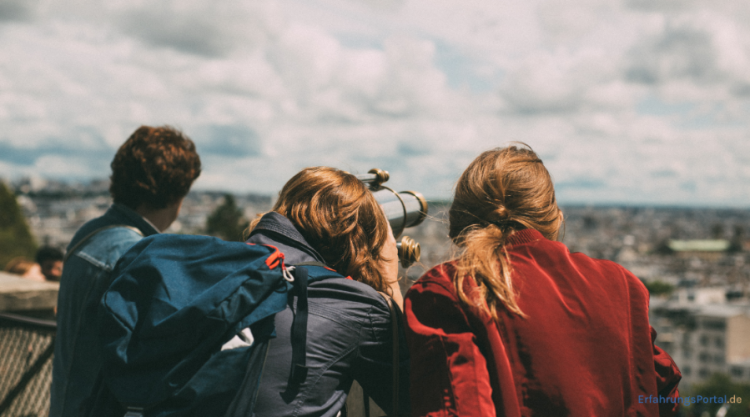 Junge Menschen beim Reisen