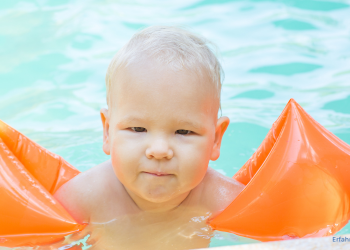 Baby mit Schwimmflügeln