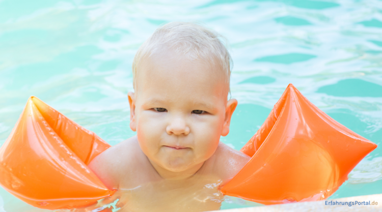 Baby mit Schwimmflügeln