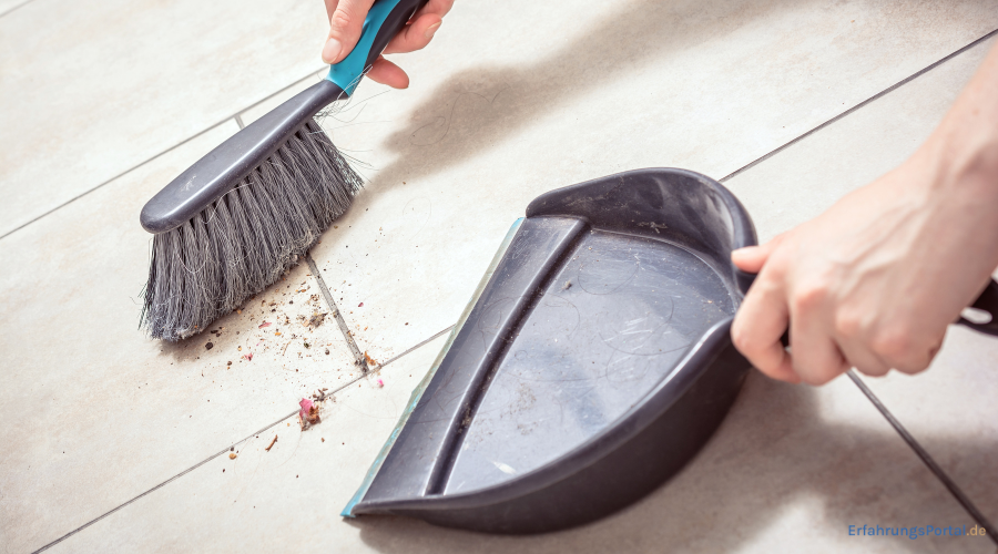 Kehrblech und kleiner Besen