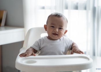 Kleinkind im Hochstuhl