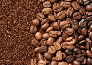 Kaffeebohnen und Kaffeepulver