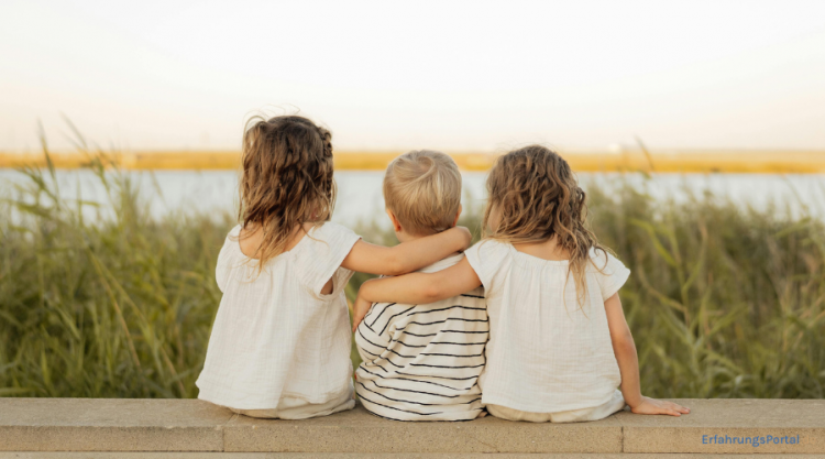 Kinder sitzen am Wasser