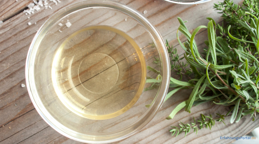 Essig in einer Schale