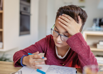 Kind beim Hausaufgaben machen