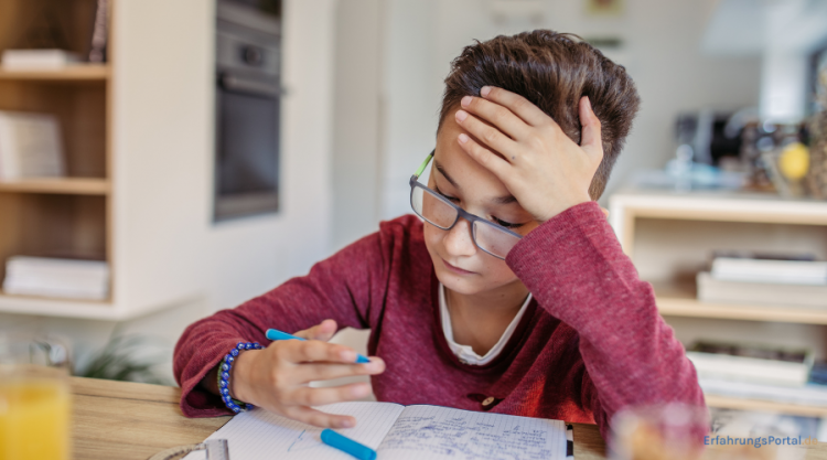 Kind beim Hausaufgaben machen