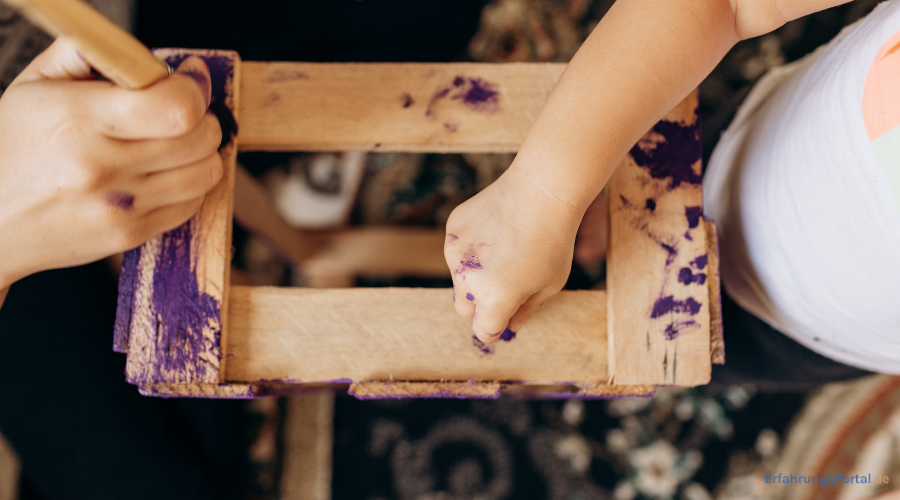 Holz anmalen mit Kind