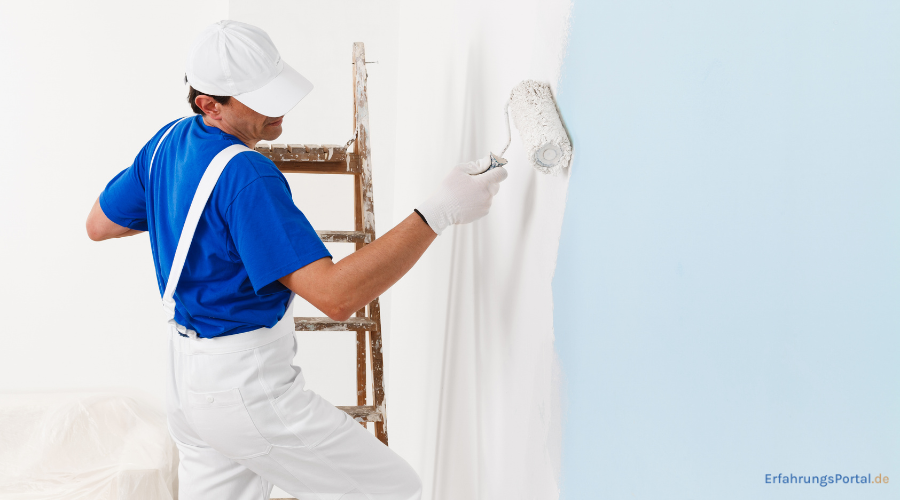 Maler streicht eine Wand
