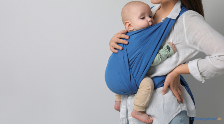 Frau trägt Baby in einer Babytrage