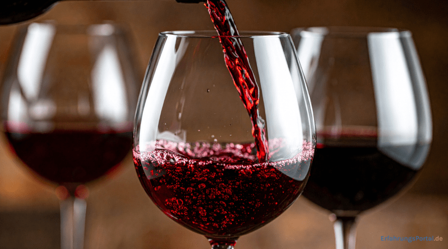 Rotwein wird ins Weinglas geschenkt