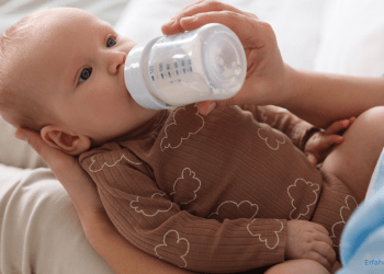 Baby wird mit Milch gefüttert