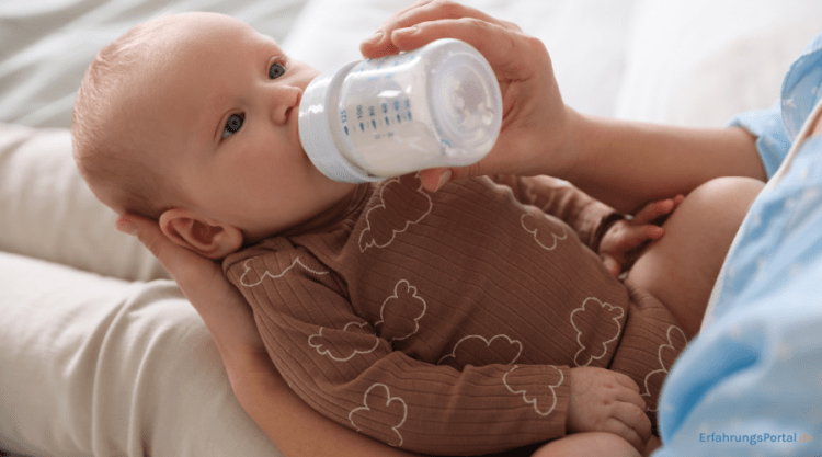 Baby wird mit Milch gefüttert