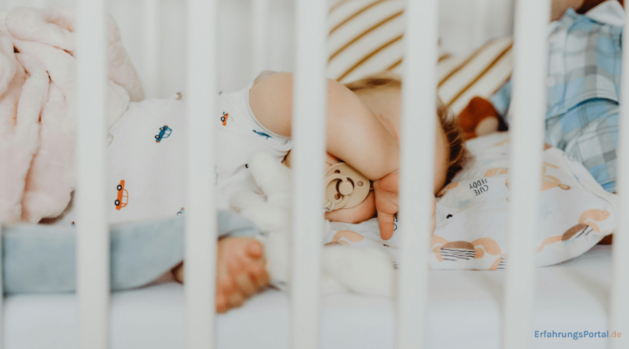 Baby im Babybett