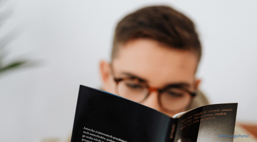 Lesebrille beim Lesen