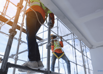 Arbeiter auf einem Baugerüst