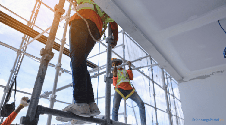 Arbeiter auf einem Baugerüst